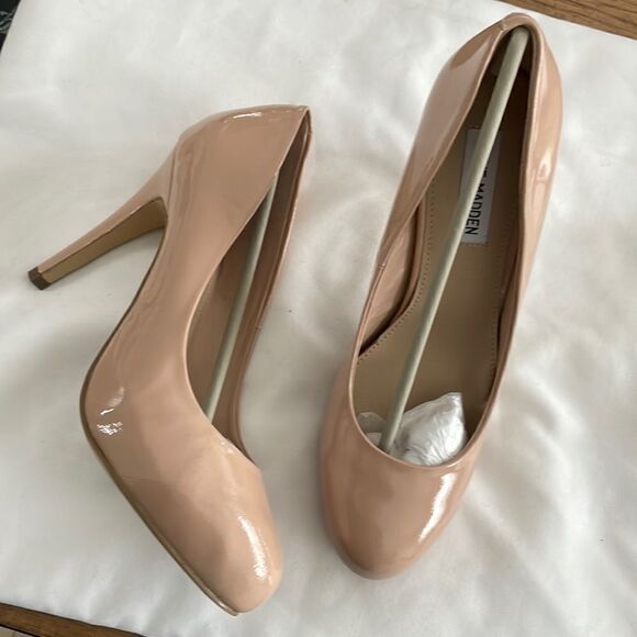 STEVE MADDEN TAN PATENT LEATHER PUMPS.  NEW - Picture 1 of 8